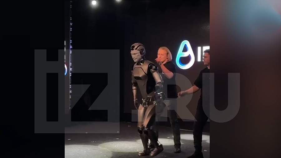 Робот с искусственным интеллектом упал на сцене во время своей презентации